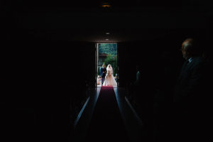 entrata sposa in chiesa luce