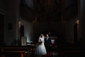 ritratto sposi in chiesa con luce naturale e creativa
